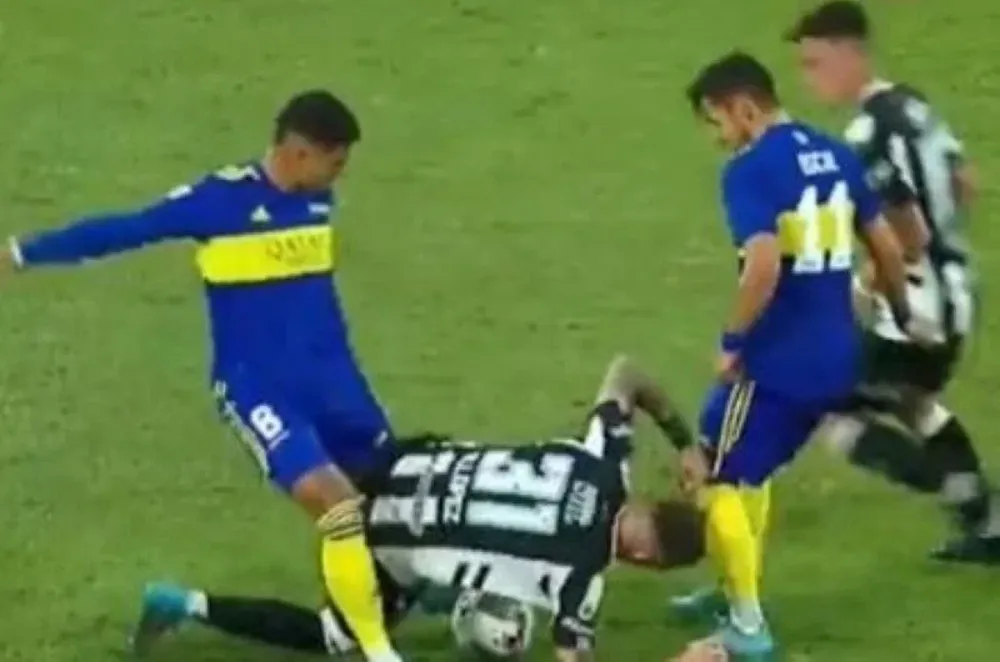 La patada que le pegó Marcos Rojo, de Boca Juniors, al uruguayo Renzo López, perfectamente pudo haber sido de expulsión, pero fue solo tarjeta amarilla