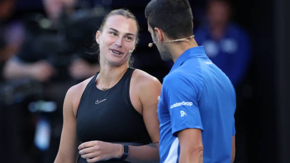 Djokovic imita con humor las poses de victoria de Aryna Sabalenka en Roland Garros.