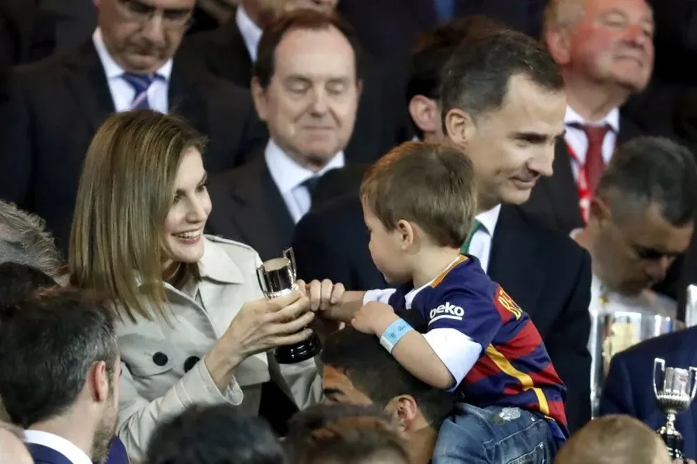 La reina Letizia le entrega el trofeo a Benjamín Suárez