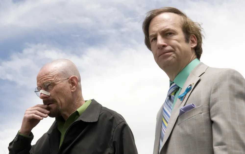 Walter White es rescatado varias veces de las garras de la ley por su abogado, Saul Goodman (derecha)
