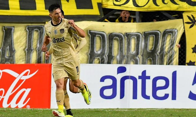 Maximiliano Silvera de Peñarol celebra ante Wanderers por el Torneo Apertura