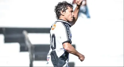 Sebastián Fernández celebrando uno de sus goles en Danubio. (Archivo)