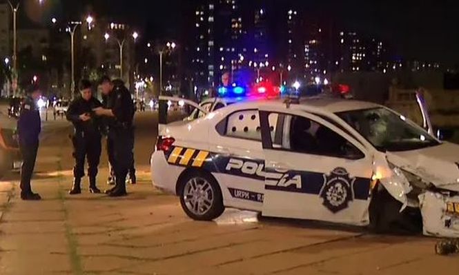 Un auto intentó doblar por la rambla de Ciudad Vieja y fue embestido por un patrullero, que cruzó de senda y terminó sin una rueda