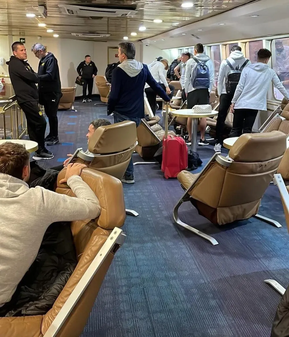 Algunos jugadores de Peñarol en el barco que arribó a Buenos Aires este miércoles