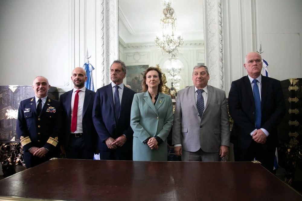 De izquierda a derecha: el director nacional de Aviación Civil e Infraestructura Aeronáutica de Uruguay, Leonardo Blengini; Franco Mogetta; Daniel Scioli; Diana Mondino; el embajador del Uruguay en Argentina, Carlos Enciso y el subsecretario de Transporte y Obras Públicas de Uruguay, Juan José Olaizola
