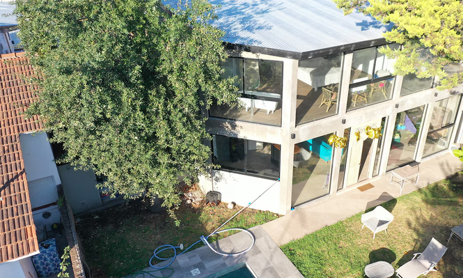 La casa vidriada en la que el sospechoso abusaba