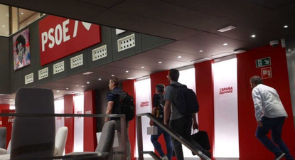 La UCO ingresa a la sede central del PSOE en la calle Ferraz.