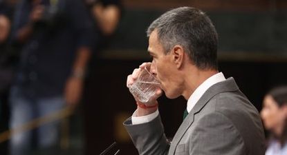 Pedro Sánchez, intentando pasar el mal trago en su comparecencia ante el Congreso.