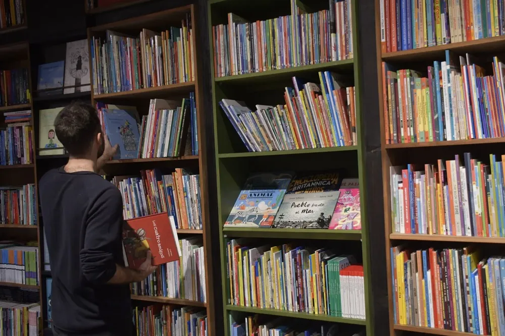 El aprendizaje es posible gracias al lenguaje, que también se genera y perpetúa como una tradición.