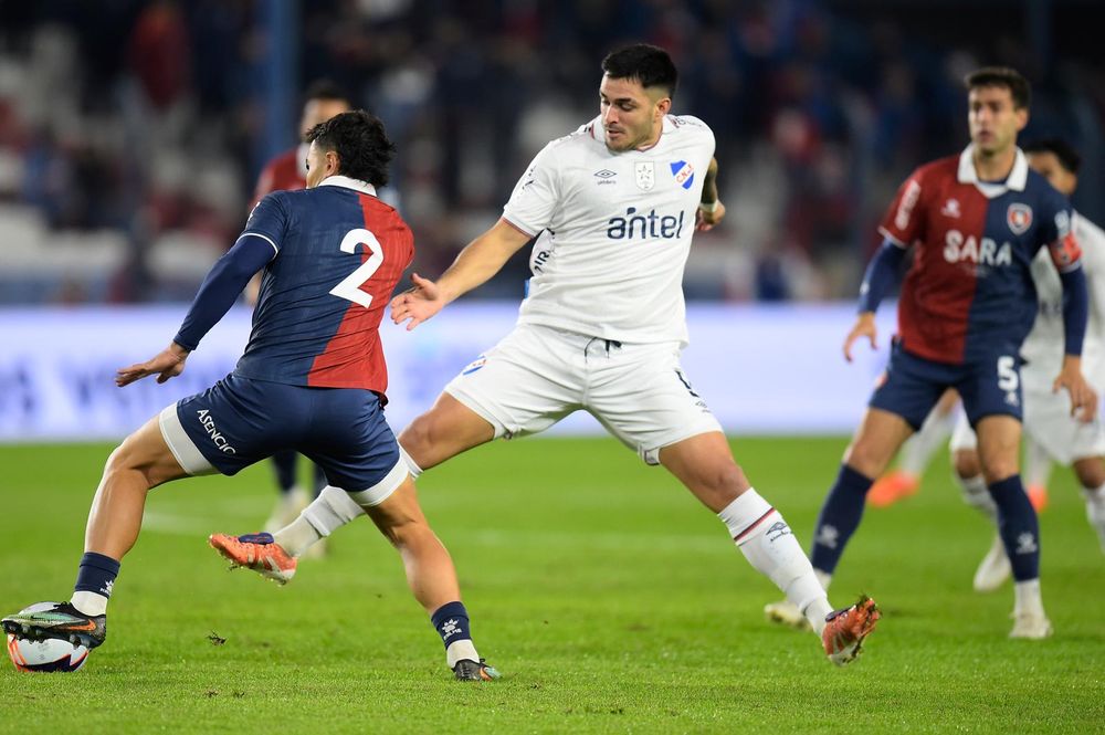 Maximiliano Gómez en el partido ante Albion
