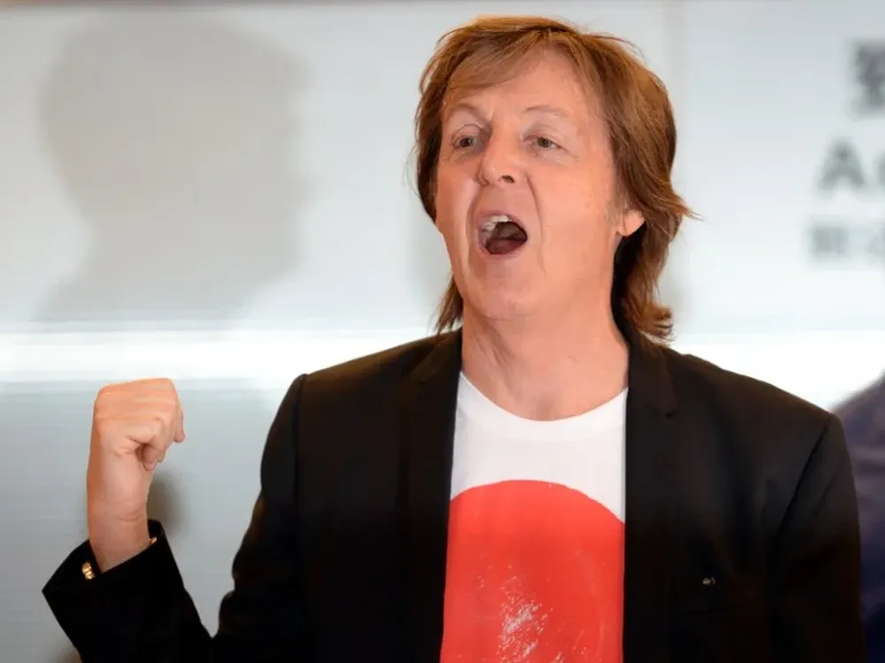 Paul McCartney cuando llegó a Japón el jueves 15 de mayo