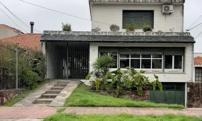 Casa de cinco dormitorios en Carrasco va a remate sin base