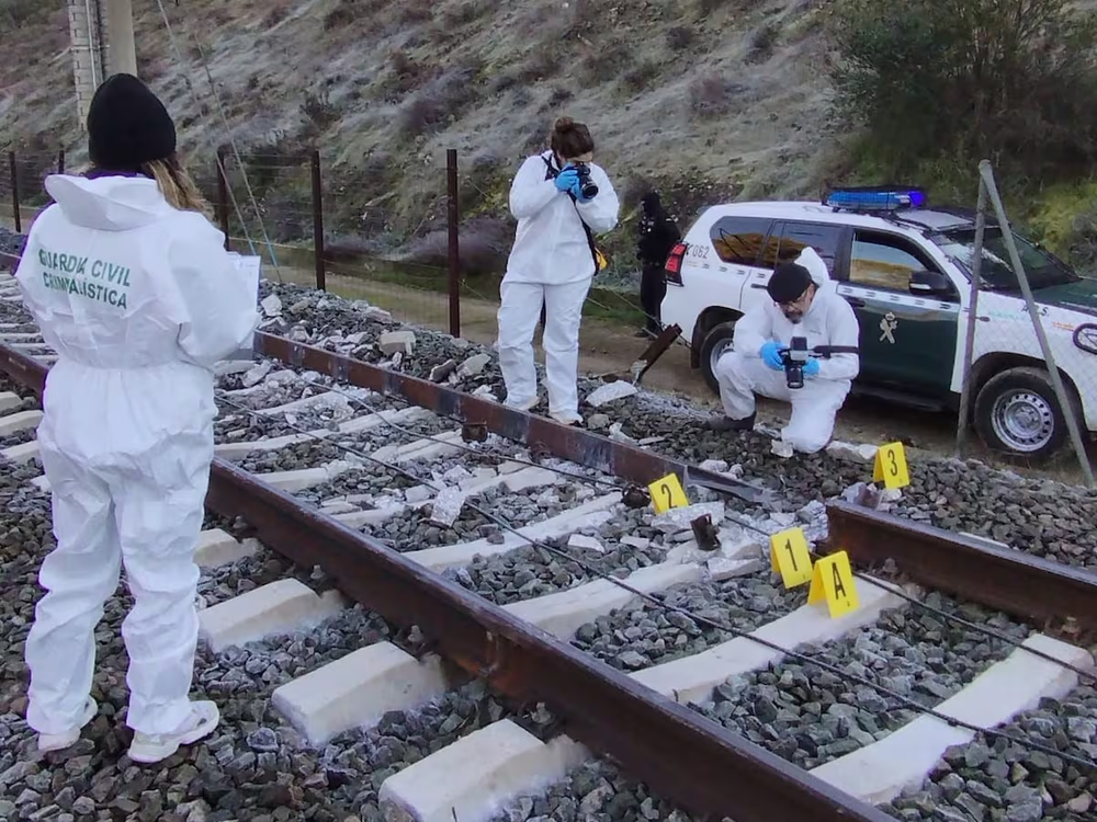 Los peritos analizan la rotura de una de las vías por donde circulaba uno de los trenes accidentados.