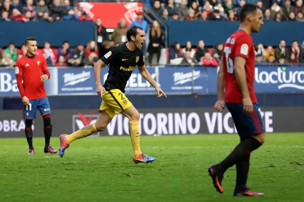 Diego Godín, anotó el primer gol para Atlético que ganó en Pamplona