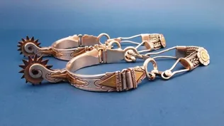 Lote 16, un par de espuelines en plata y oro cincelado Hojas, con cadenillas originales decoradas Flor en oro y rodaja en hierro forjado.