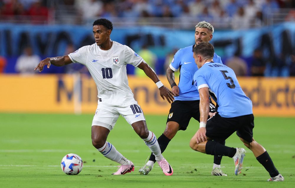 Edgar Bárcenas marcado por Ugarte y De Arrascaeta