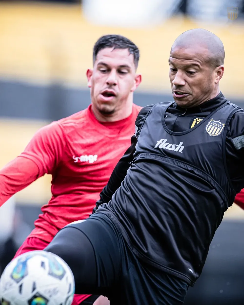 Carlos Sánchez de Peñarol en el amistoso ante Progreso; el volante anotó dos de los goles carboneros para la victoria por 3-2