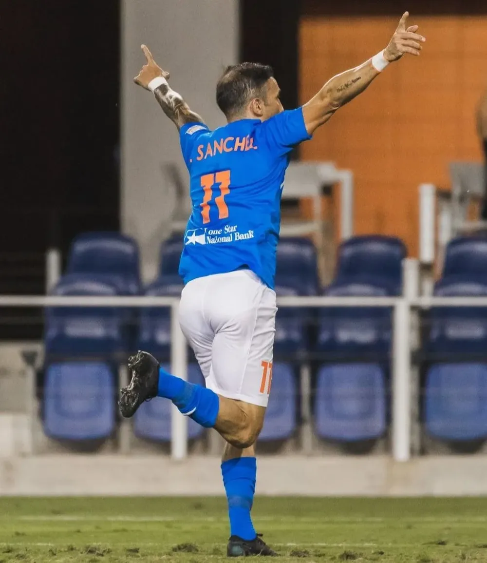 Vicente Sánchez sigue celebrando goles