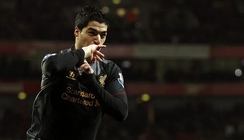 Reino Unido- Luis Suárez celebra el gol que convirtió hoy ante el Arsenal