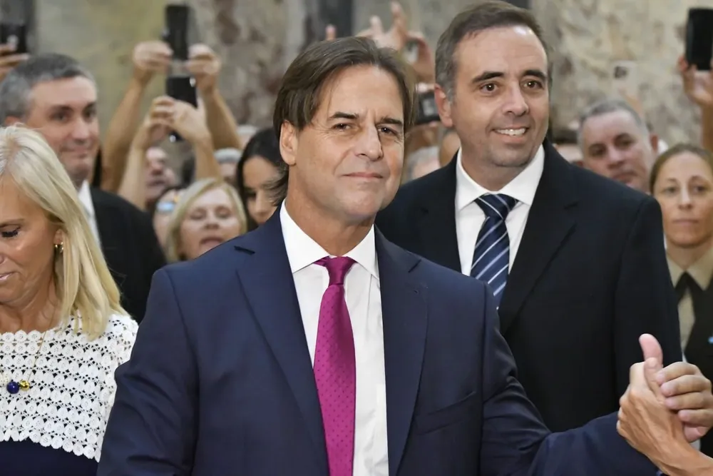 Lacalle llegando al Parlamento el 2 de marzo