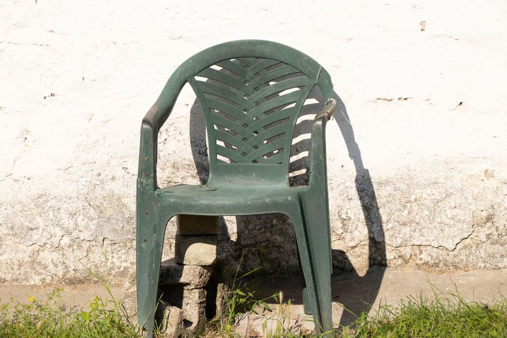 En muchos sitios, el hecho de que a la silla se le haya roto una pata no significa que haya que tirarla...