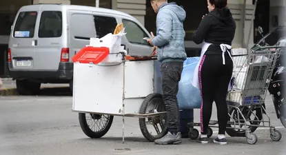Puesto de venta de tortas fritas en Montevideo.