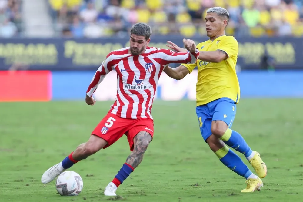 Brian Ocampo marca a Rodrigo de Paul