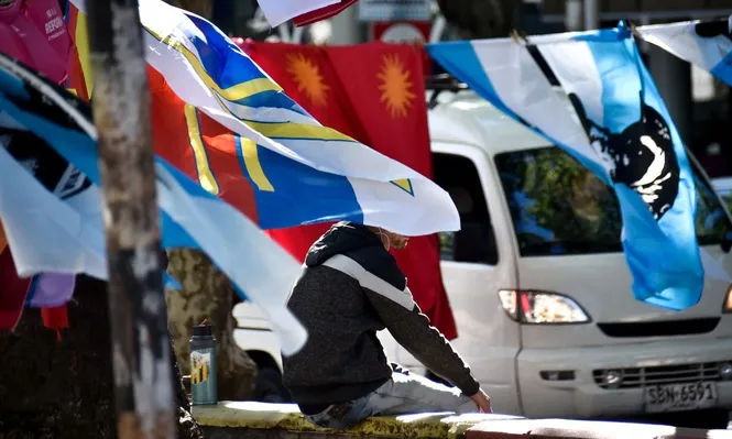 Archivo, puesto de ventas de banderas de partidos políticos