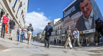 Cartel de Hazte Oír frente al Congreso de los Diputados