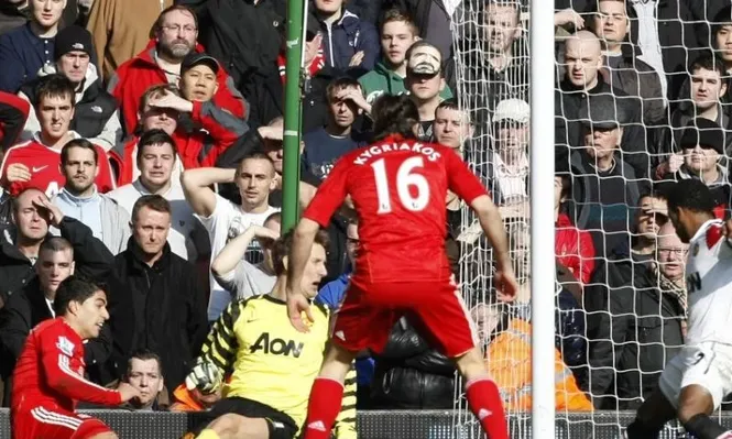 Suárez en la jugada de uno de los goles de Kuyt