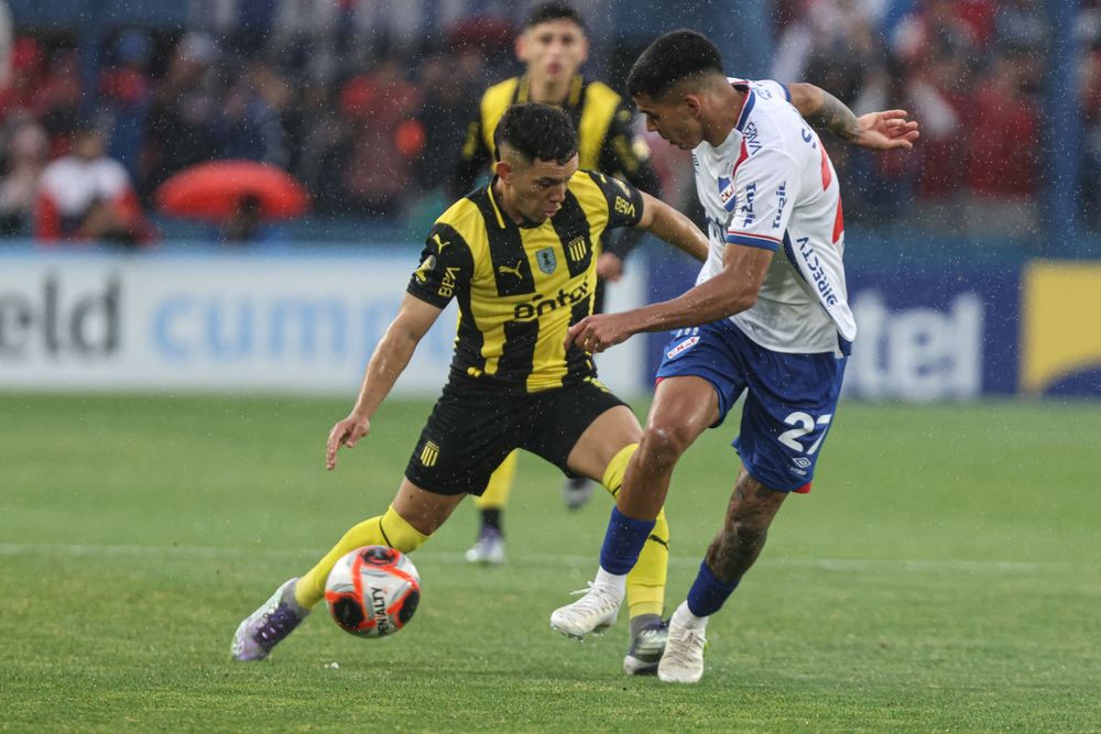 Leonardo Fernández de Peñarol ante Diego Romero de Nacional por la final de la Liga AUF Uruguaya