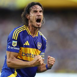  Edinson Cavani festejando un gol