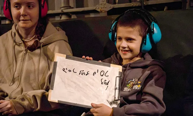 Un chico israelí liberado con su madre es llevado en helicóptero a Tel Aviv.