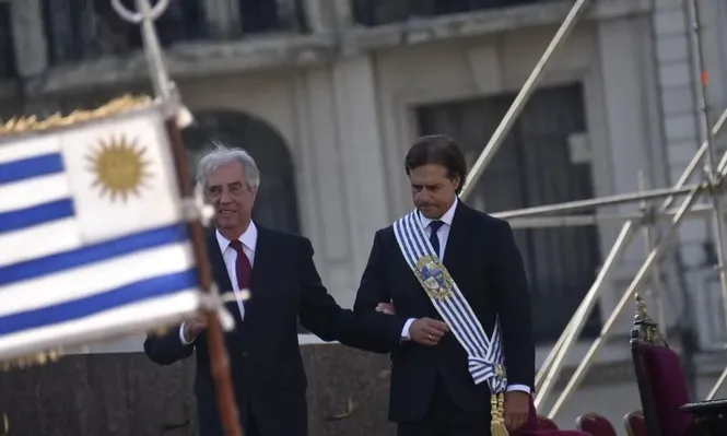 Luis Lacalle Pou ya asumió y acompaña del brazo al presidente saliente, Tabaré Vázquez