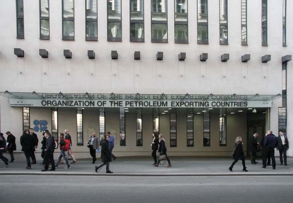 El grupo optó por recortar la producción en alrededor de 1,6 millones de barriles diarios a partir de mayo.