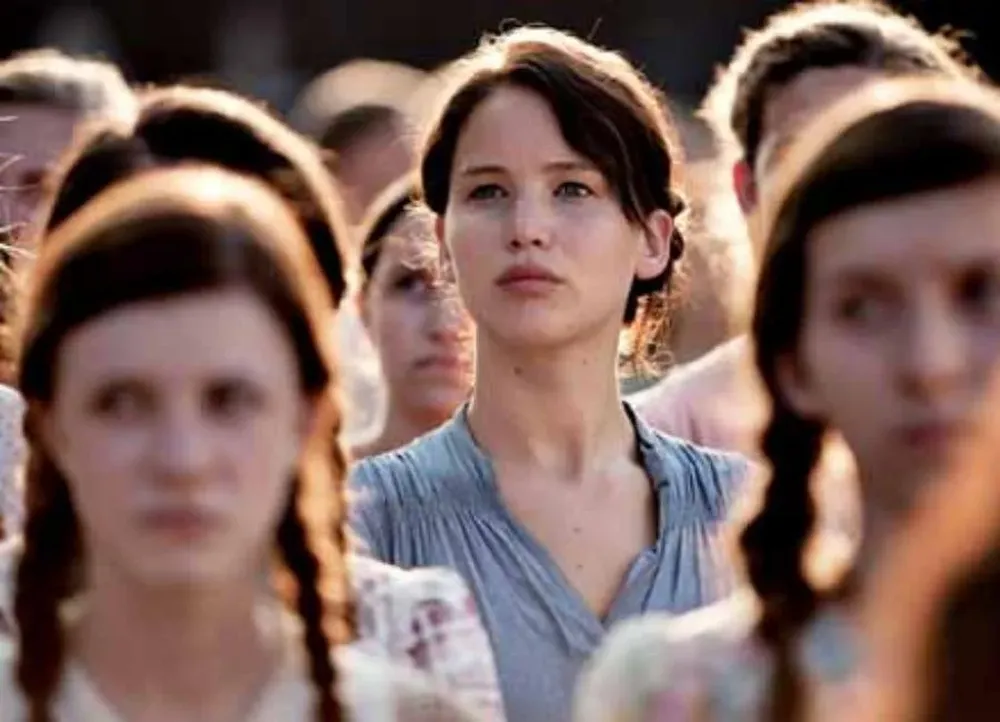 Jennifer Lawrence realiza un trabajo contenido y notable como la valiente y estoica Katniss Everdeen