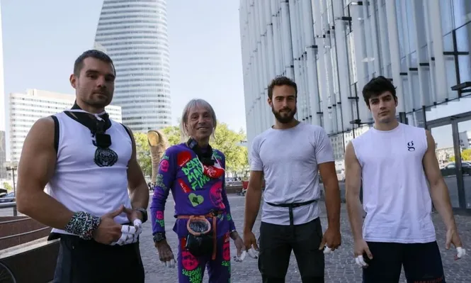 En orden de izquierda a derecha, Marcin Banot, Alain Robert, Alexis Landot y Leo Urban, antes de escalar el edificio