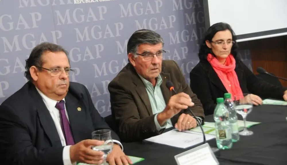 Rivero, Muzio y Lourdes Adrien en el MGAP