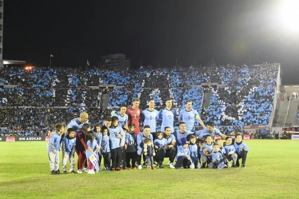 La selección y de fondo el mosaico