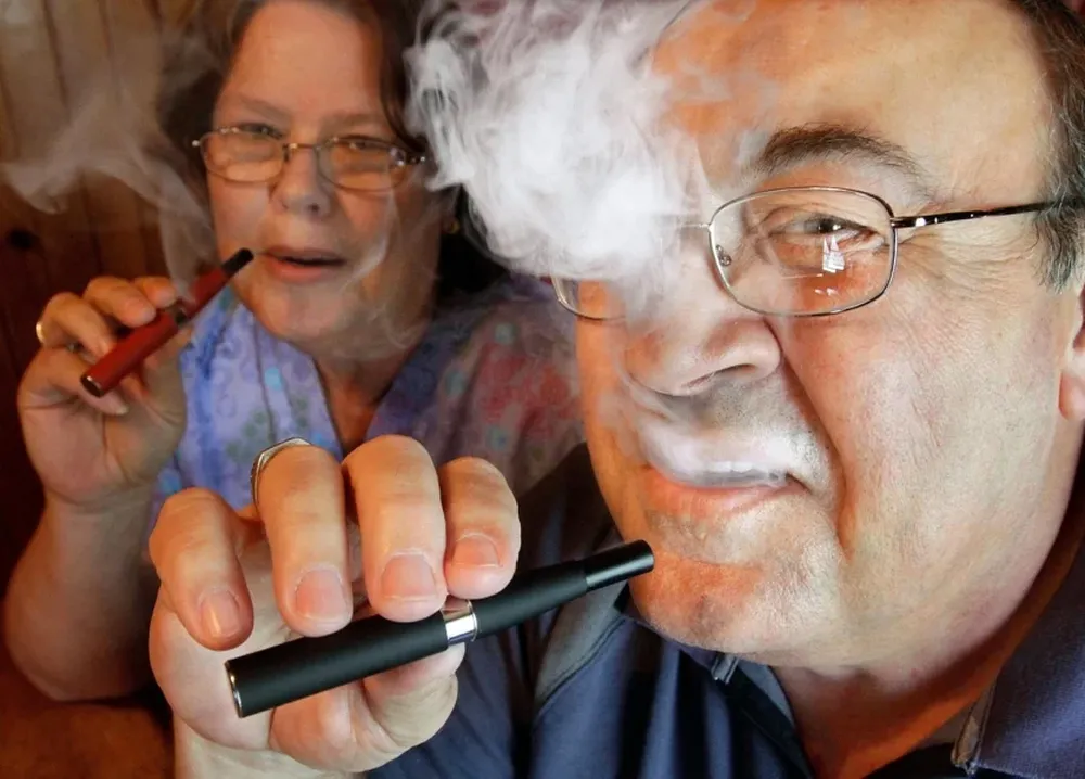 Cliff Phillips, jubilado de 61años, y su esposa, recurren al cigarrillo electrónico para controlar sus ansias de fumar