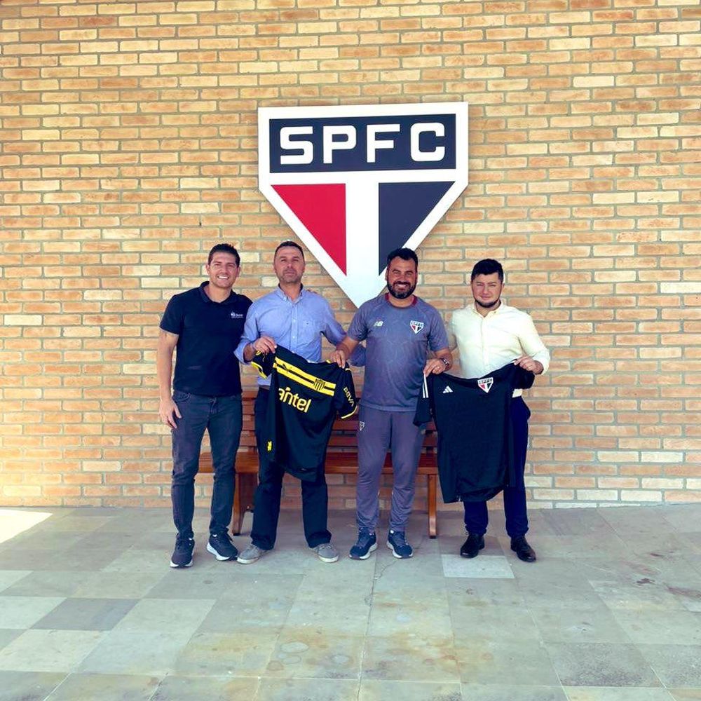 Bernardo Martins y Federico Terryn con Marcos Biasotto de San Pablo