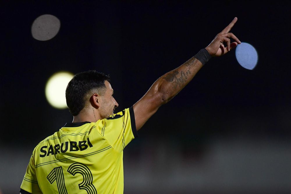 Eduardo Darias celebra su gol a Boston River