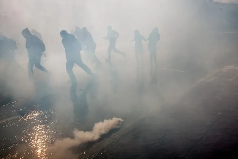 Manifestantes se enfrentan a la policía en Valparaíso, Chile.