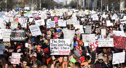 ¿cuantos mas deben morir? multitudes toman calles de eeuu contra libre acceso a las armas