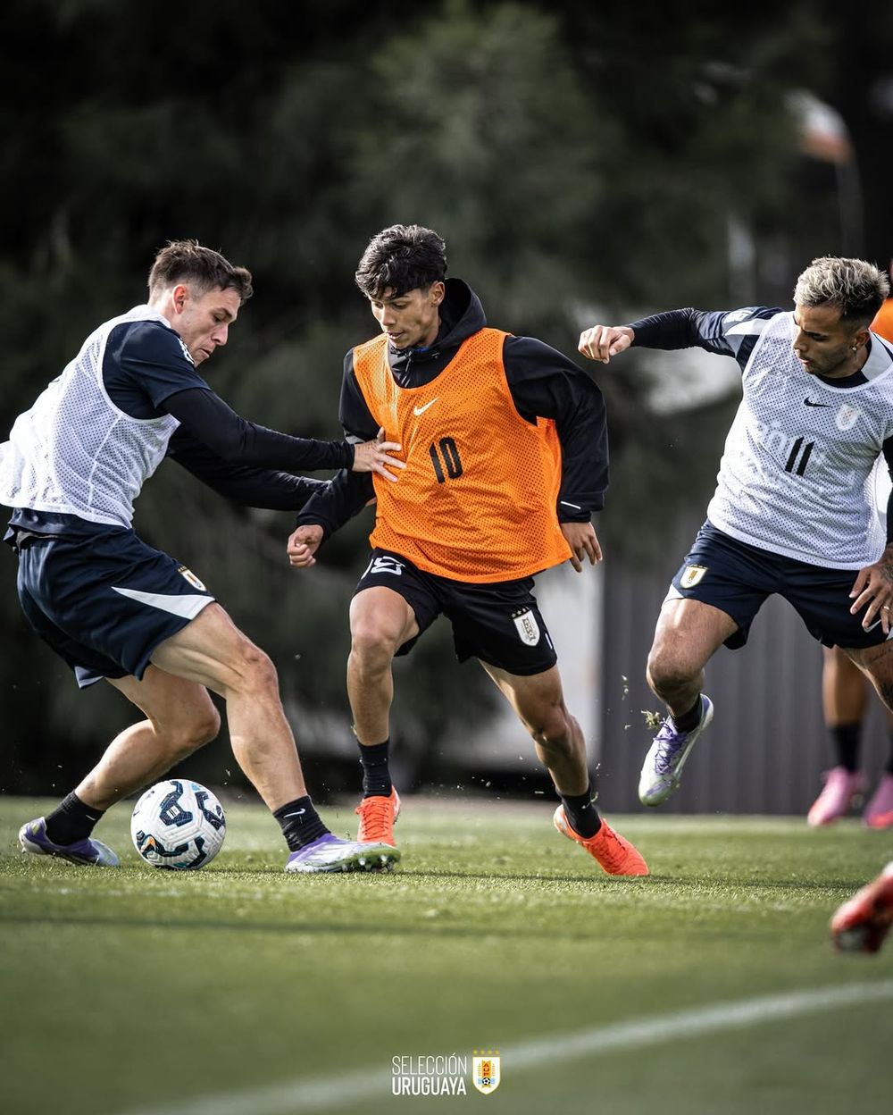 Agustín Dos Santos ante la marca de Manuel Ugarte y Rodrigo Zalazar Agustín Dos Santos ante la marca de Manuel Ugarte y Rodrigo Zalazar