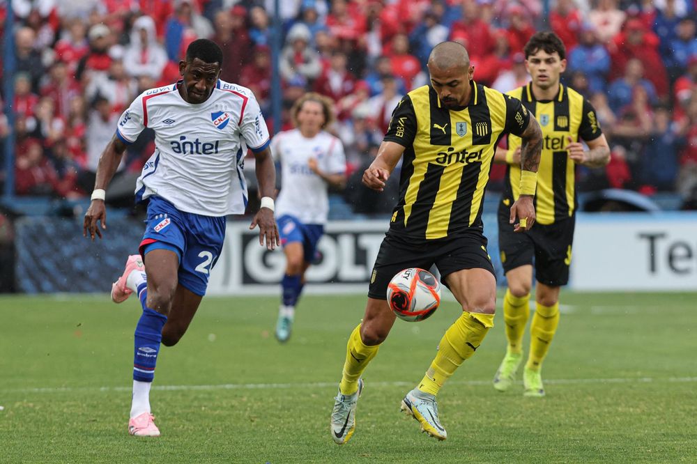 Emanuel Gularte de Peñarol ante Gonzalo Carneiro de Nacional por la final de la Liga AUF Uruguaya