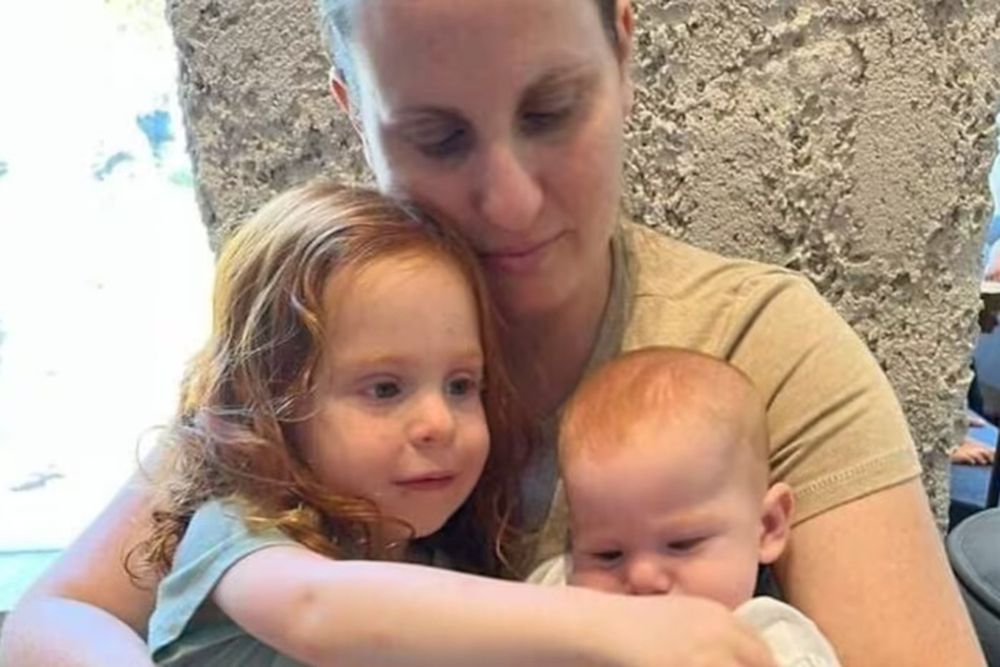 Shiri Silberman Bibas, y de sus hijos: los pequeños Ariel (5 años) y Kfir (2 años), a quienes secuestraron como bebés y el grupo terrorista Hamás devolvió muertos.