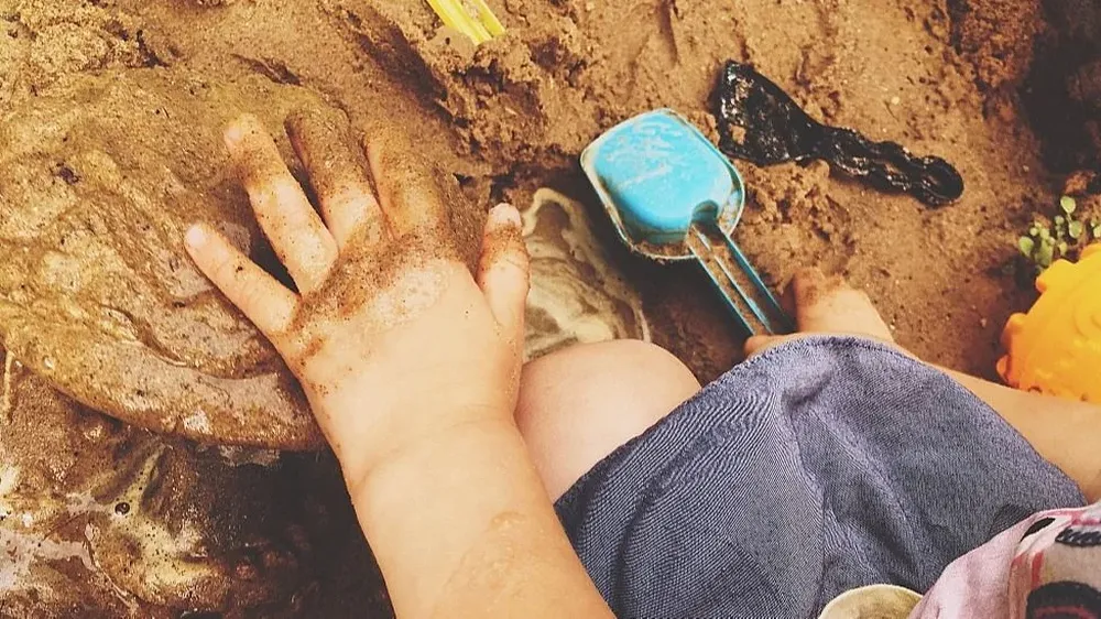 Los parques y plazas donde juegan los niños pueden ser una fuente de intoxicación por plomo, según expertos en Nueva Orleans.