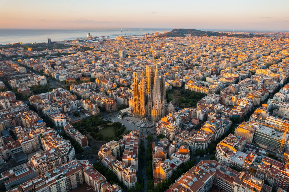 La Sagrada Familia y distintas partes de la ciudad de Barcelona.