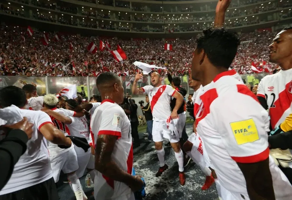 El festejo de los peruanos en un estadio repleto